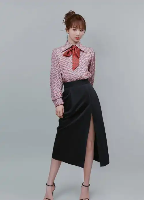杨紫穿短外套加长裙子扮成熟,可包包却满是少女心,太减龄了
