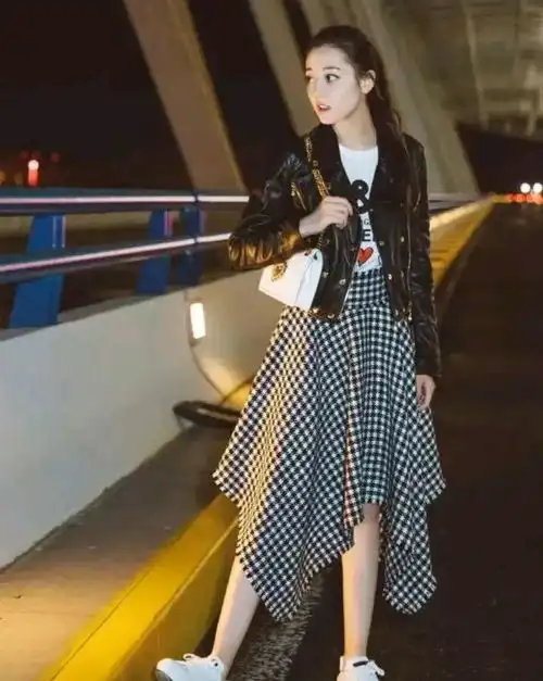 李若彤的气质绝了,穿皮衣配皮裤又美又飒,拥有好身材无需装嫩