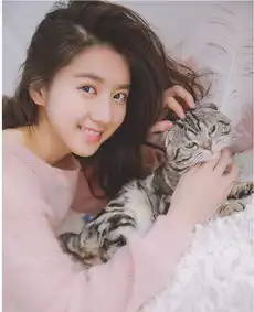 李凯馨结束了艺考,推出猫系少女暖春大片