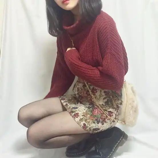 学生党可以学的的穿搭,灰白卫衣a字纹格半裙,妥妥的校园风