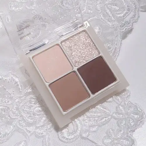 四色眼影的试色及上眼效果非常低调又经典的大地色系