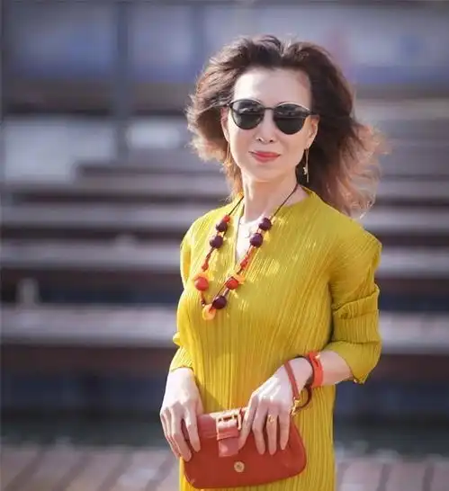 女人50岁以后发型决定状态,建议远离大背头,这些更洋气减龄