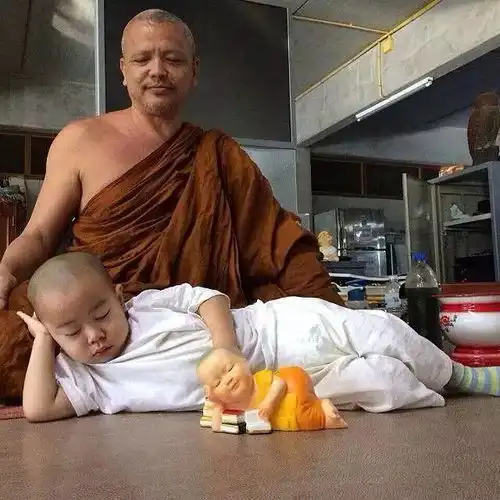 道系打坐头像男现代小和