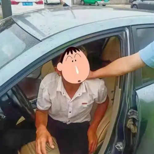 想跑没门儿醉酒司机遇民警检查,欲变道离开被拦截