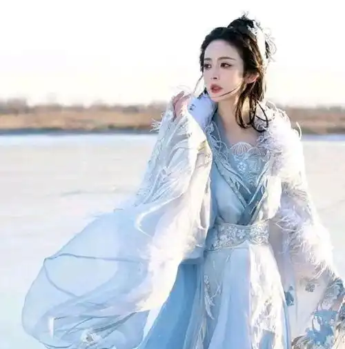 娜扎成龙同框合影曝光,疑新疆拍摄电影神话2,演员表已曝光