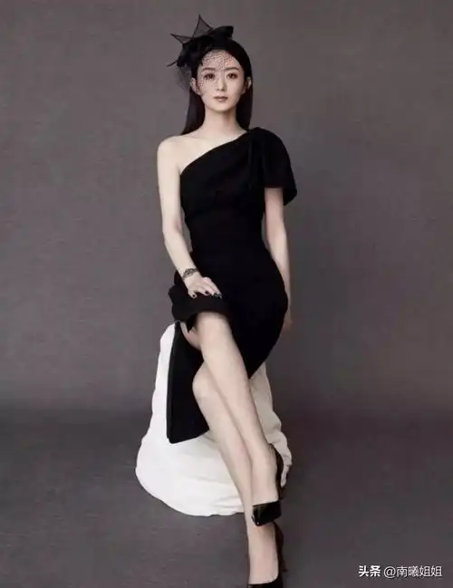 阔腿裤不时兴了明星潮人都在穿剪刀裙,回头率高还时髦显瘦