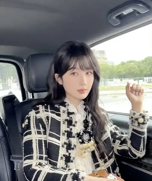 杨紫巴黎出镜,穿红色皮衣,少女范十足