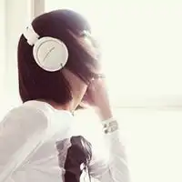 女生戴耳机头像唯美好看的女生带耳机头像