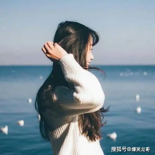 搞笑gif姑娘,啥事这么开心跳来跳去,最后没有摔疼吧