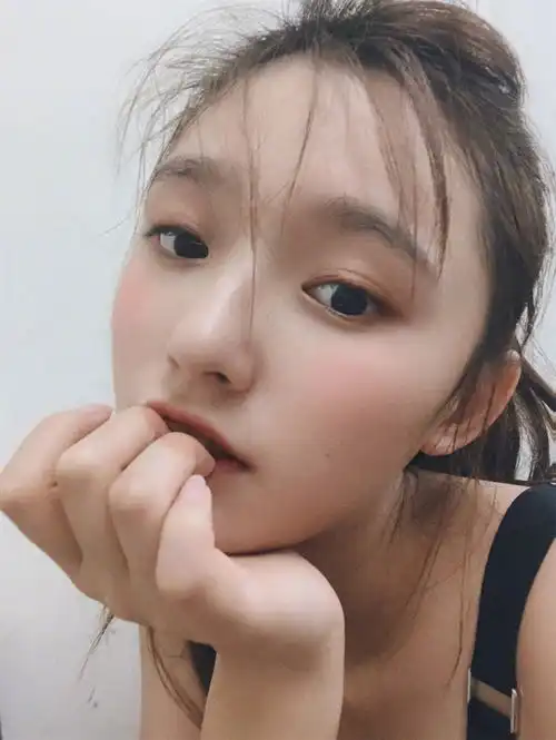 林允手托香腮晒自拍咬手指嘟嘴卖萌少女感十足