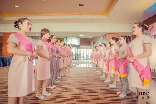 克丽缇娜群测群丽勇敢爱用更美的姿态