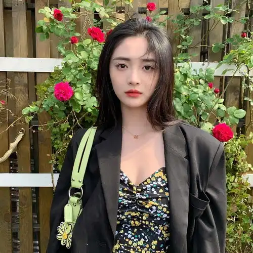 21岁周洁琼真会穿,碎花短裙外面套个西装,大长腿不像166cm