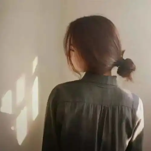 分了就该老死不相往来,展露一丝思念都是贱