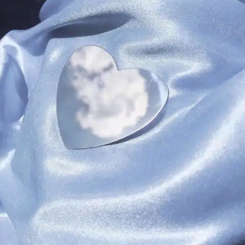 温柔的月亮被揉碎成一撮星星融化在你的眼睛里......
