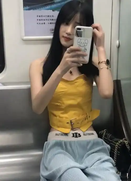 美女黄色的裹胸上衣,腰上配着同色系的腰带,一种很立体的感觉