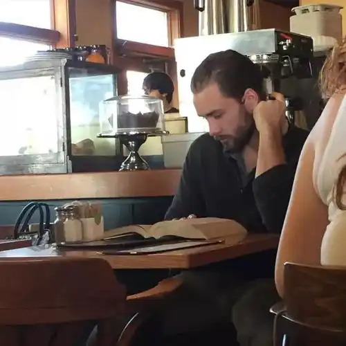 别人家的地铁满眼都是认真读书的型男帅哥