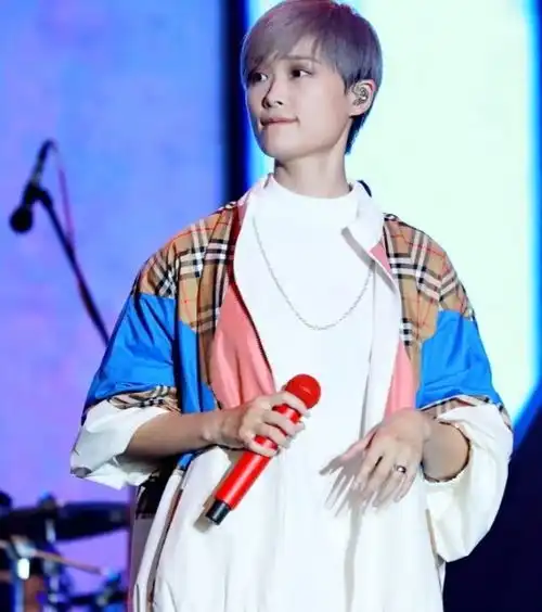 李宇春绝了,穿15cm皮裙写真,双腿修长简直不给其他女孩活路