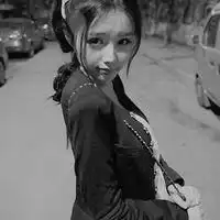 求穿黑色裙子的女生背影头像