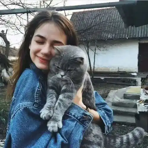 欧美系头像女抱猫情头