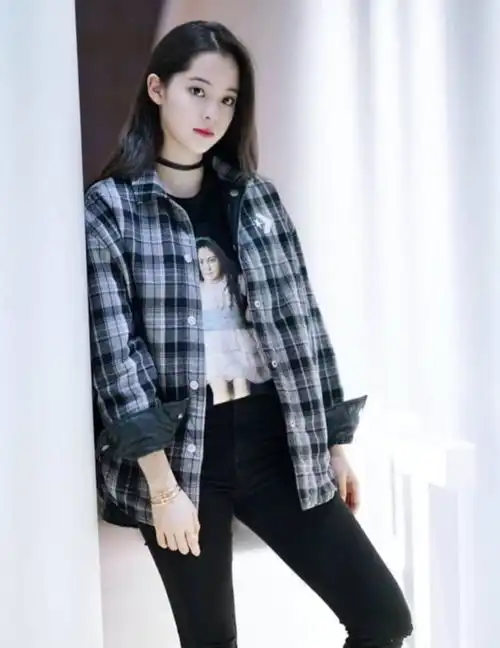 红配黑街头少女个性十足这样的欧阳娜娜谁不爱,帅哭了