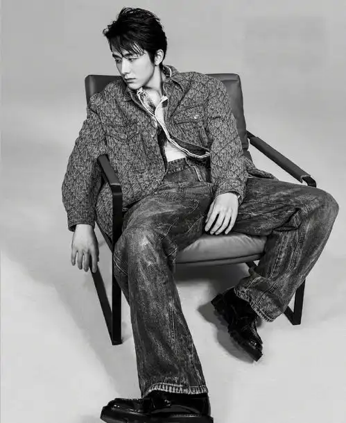 这还是冰糖炖雪梨的黎语冰穿黑色背心配超短西装,冷漠帅气