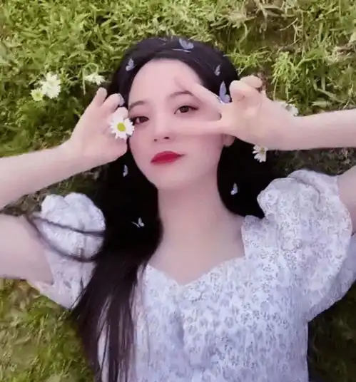 有种发育过猛叫欧阳娜娜,当她倒在地上的那刻,颜值过于真实