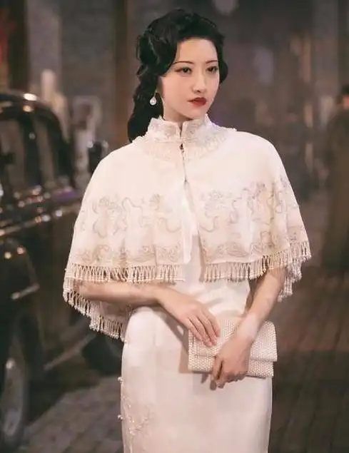 景甜穿紧身裙领口大开,用一根锁链遮前胸,身材曼妙太撩人