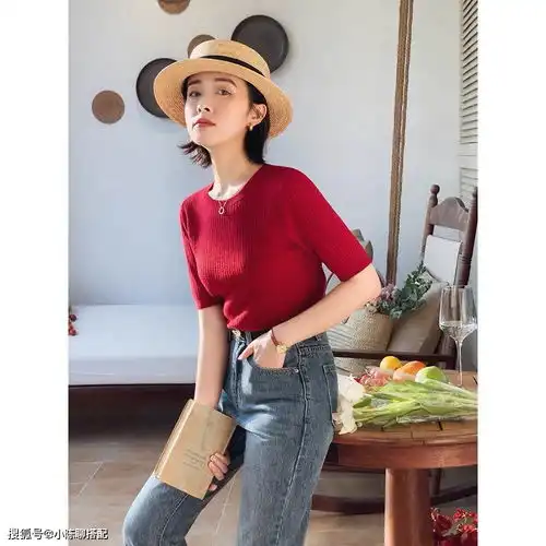 女人上了年纪穿搭要走新意,红色系简约穿搭,点亮夏季优雅感