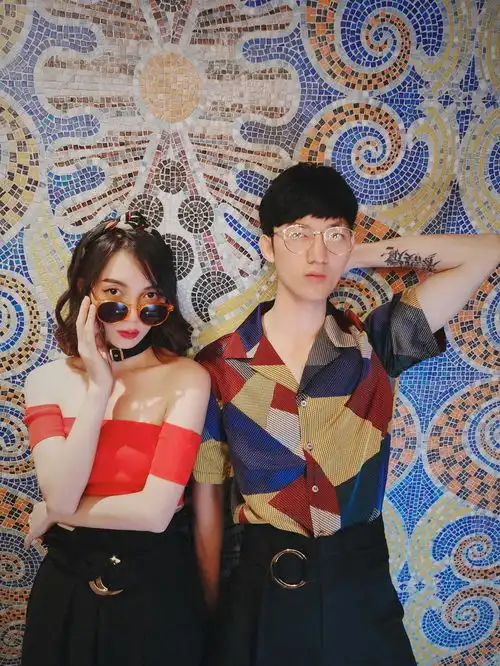 这些情侣都在用美图手机拍婚纱照,七夕礼物送这个准没错