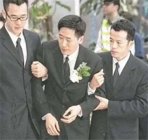 唐鹤德疑与新欢刚云雨完发纪念张国荣图片被批下体也暴露了好假