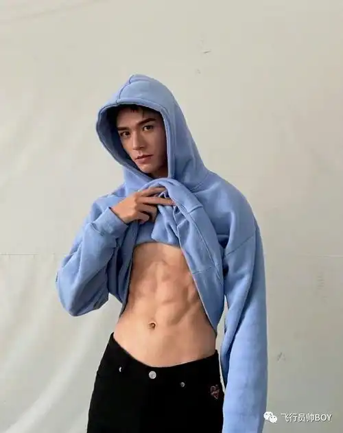 龚俊穿灰裤子自拍薄肌跟男大一样可口