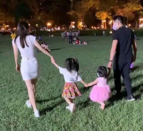 方媛怼脸自拍颜值能打,忙着接女儿放学被赞贤妻,郭富城好福气