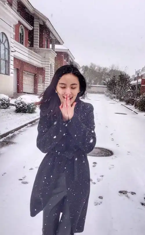 李亚鹏与彝族女友街边下馆子穿情侣鞋并肩而坐,牵手画面太亲昵