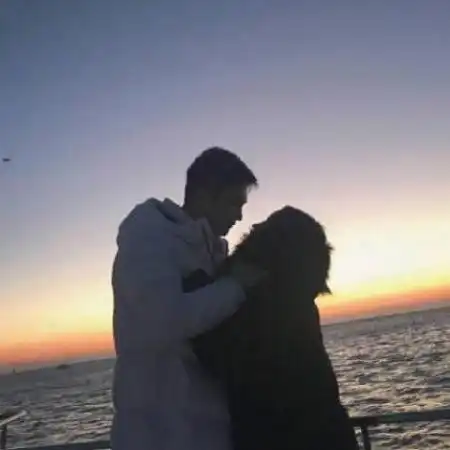 侧面情侣头像高清,爱情里只有理解和宽容