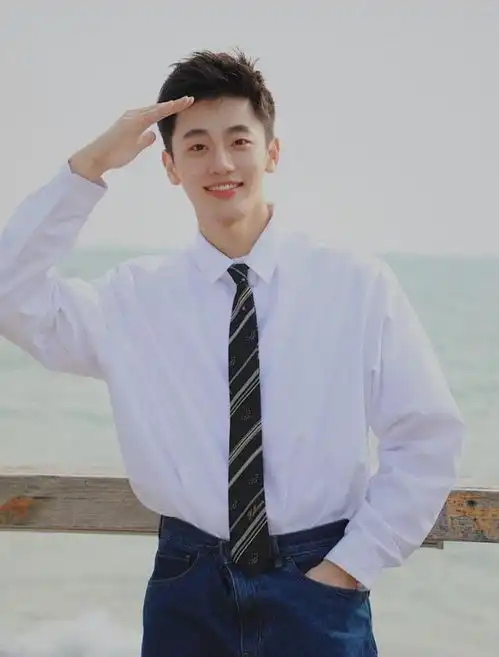 这种笑容治愈的白衬衫男孩谁能拒绝