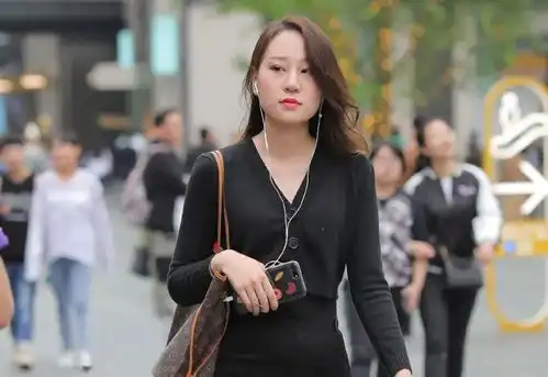 街拍时尚简约大方的黑色系轻熟风穿搭,气质女生都喜欢