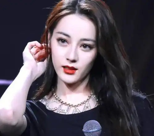 迪丽热巴真是娱乐圈里的一位小精灵了,她能够驾驭多种风格