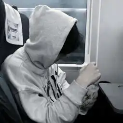 潮男黑色系头像翻领