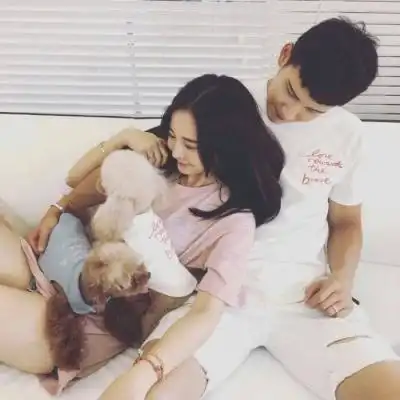 亲密温暖幸福的情侣头像合照真人不要问别人好不好看