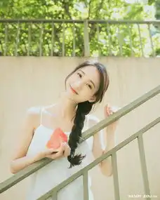 清纯素颜马尾辫美女吃西瓜