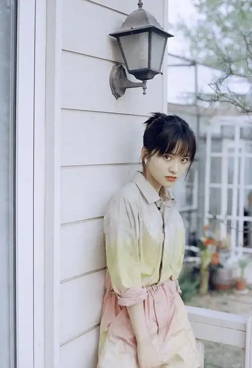 23岁沈月撞衫22岁刘令姿,甜美日系pk甜酷女孩,哪个你们更爱