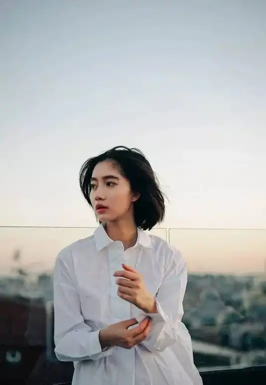 俏皮卷短发多了一丝优雅小女人味道