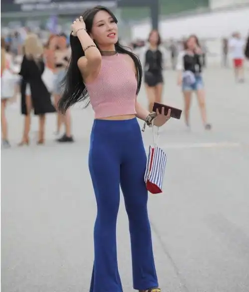 粉色短上衣搭配深蓝喇叭裤,减龄又不失高雅