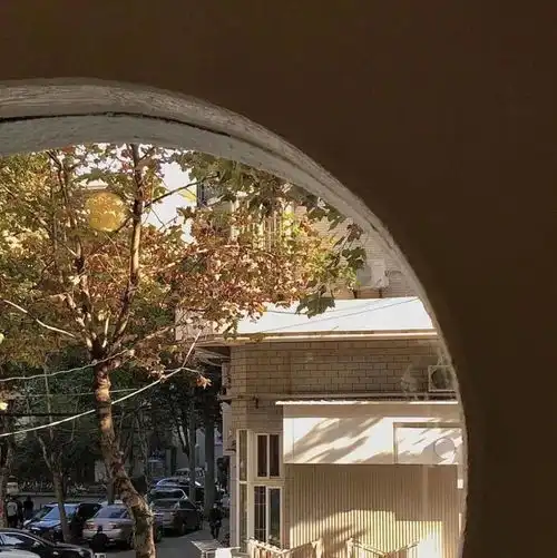 背景图原来没钱的男孩也花心