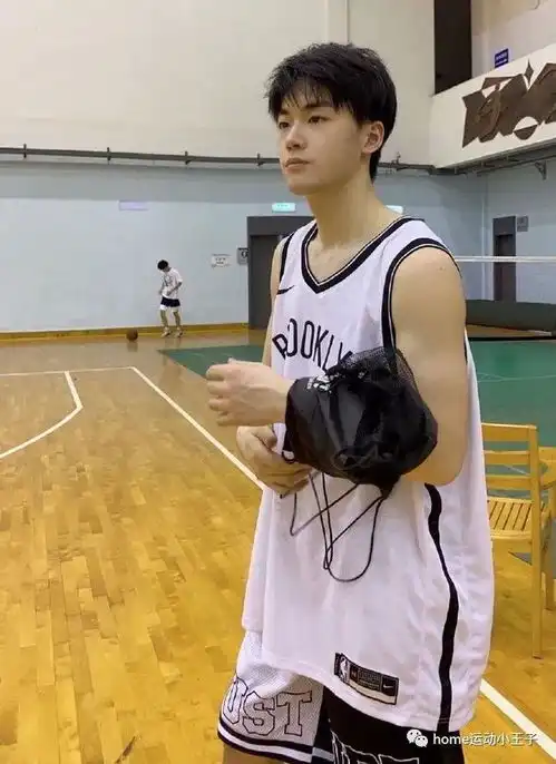 爱打篮球的帅哥肌肉都这么发达,腹肌健壮,真的是一点抵抗力都没有