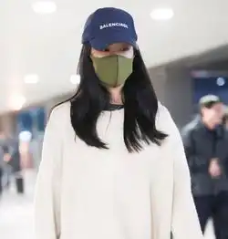 张天爱简约黑白配似走路带风戴绿色口罩遮素颜双眼显倦意