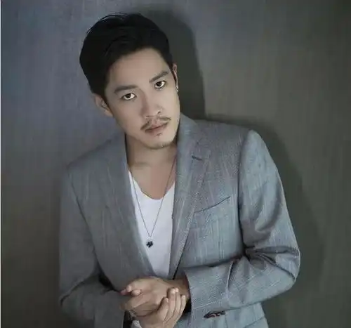 吕丽萍在美悼念安倍,儿子却在国内捞金,网友呼吁封杀张博宇