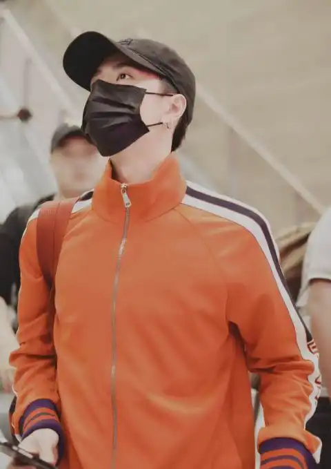 酷盖王一博现身机场,橙色系外套酷炫新颖,时尚精致不失温柔