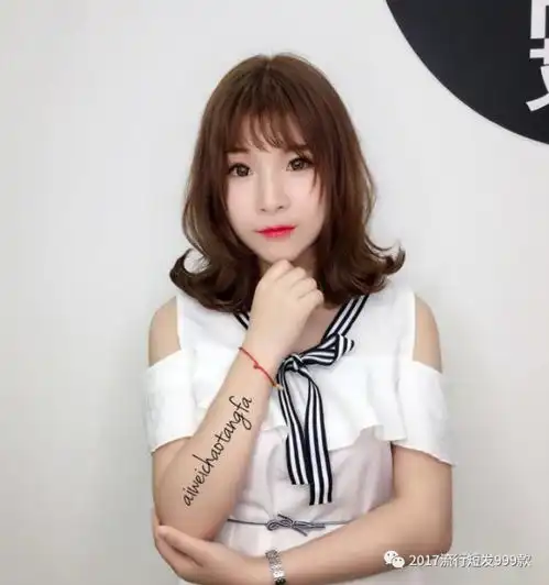 2018流行烫翻翘,杨幂烫了如少女般娇嫩