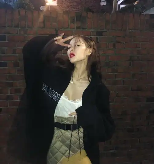 泫雅深夜发性感自拍粉丝帮她p上裤子暴露了一个不良习惯